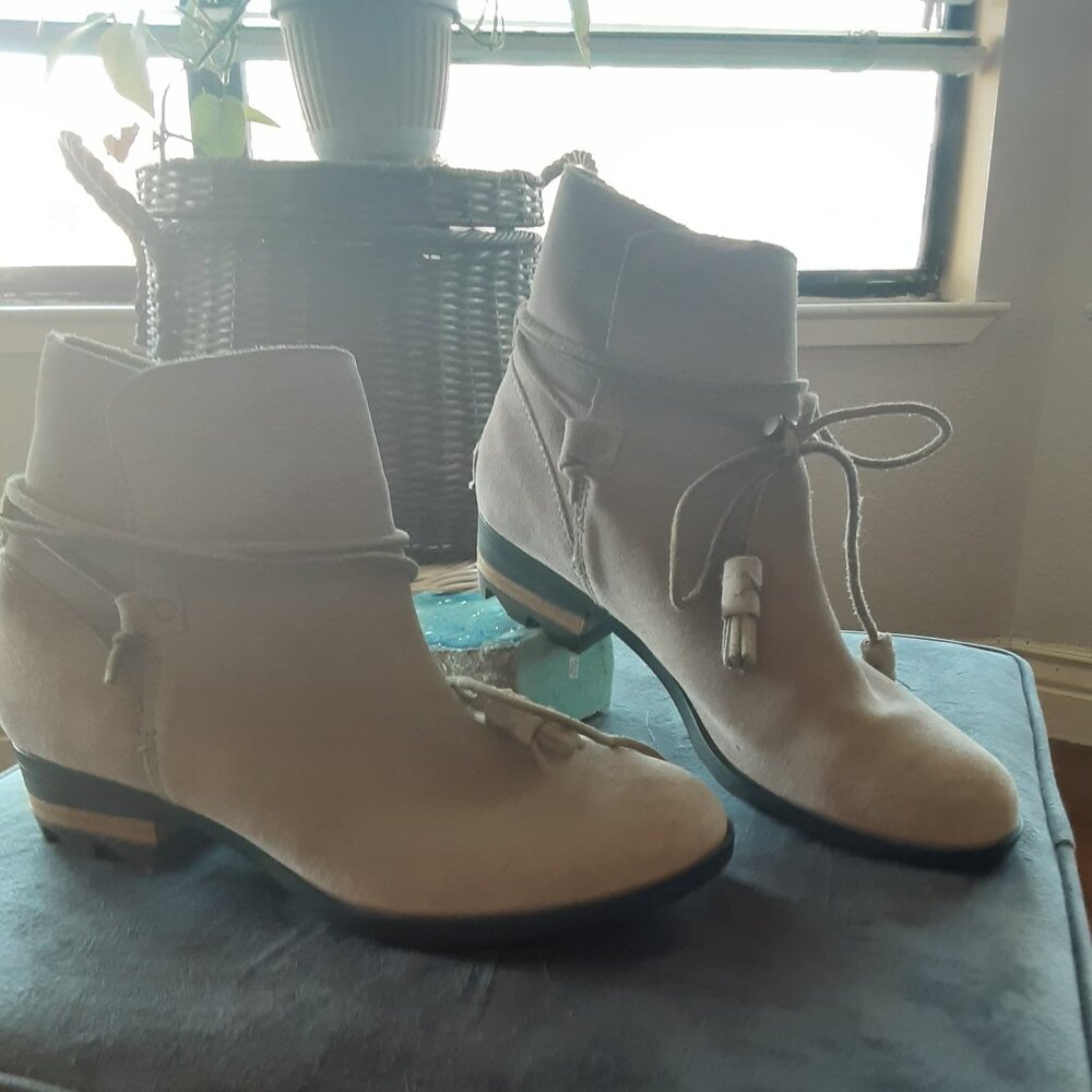 Size 9 1/2 10 ankle boots by Sorel.